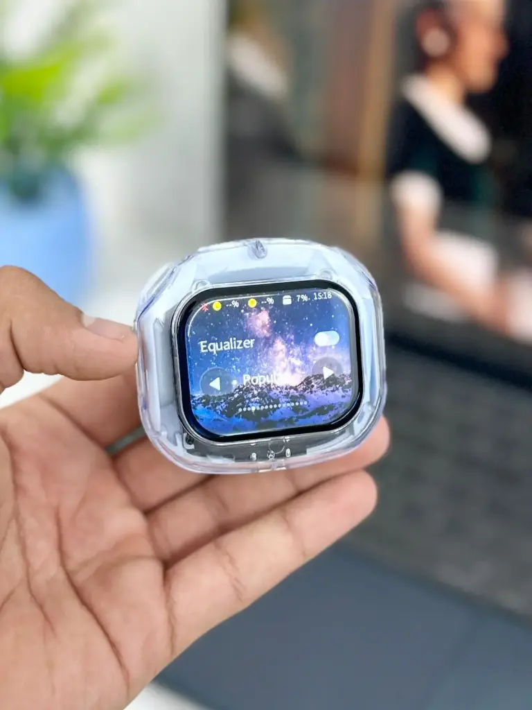 Ultra pods display variant ✨ (Silver.)